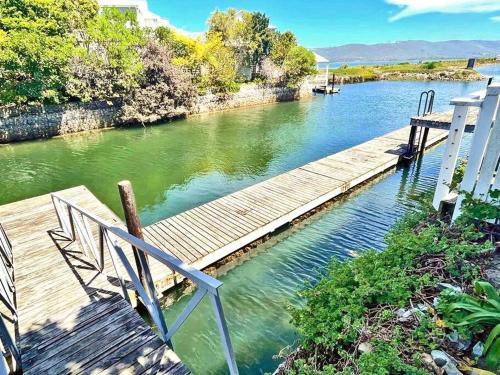 Modern Apartment with Jetty - image 3