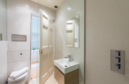Luxurious city centre self catering apartment, Edinburgh (photo 3)