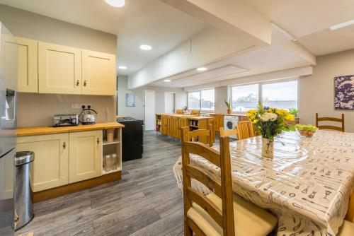 virtuve, Private 7 bed wing of former farmhouse, edge of Exmoor, sleeps 16 in East Anstey