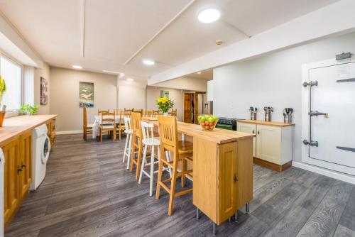 virtuve, Private 7 bed wing of former farmhouse, edge of Exmoor, sleeps 16 in East Anstey