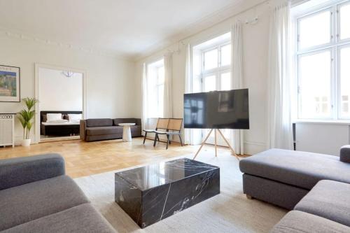  Moderen and Sleek 3BR with Bath by The Lakes and Metro in Kopenhagen
