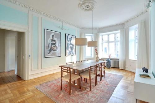  Moderen and Sleek 3BR with Bath by The Lakes and Metro in Kopenhagen