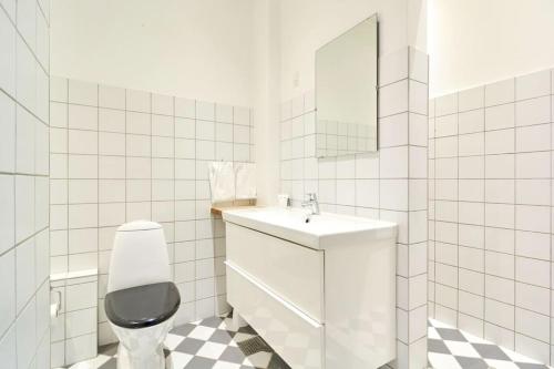  Moderen and Sleek 3BR with Bath by The Lakes and Metro in Kopenhagen