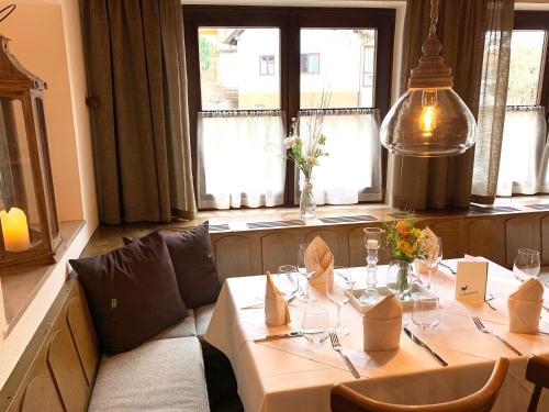 Restaurant, Gasthof Hirsch in Schollbrunn