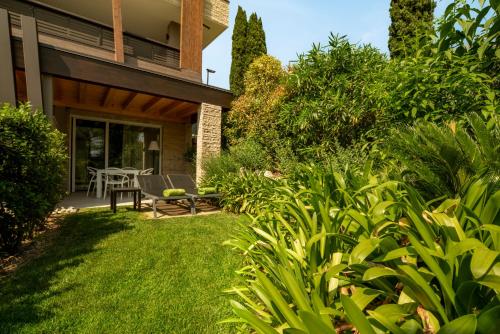 Apartment with Garden View