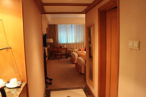Business Twin Room (No Window) image 3