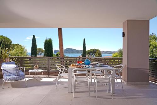 Apartment with Balcony and Lake View