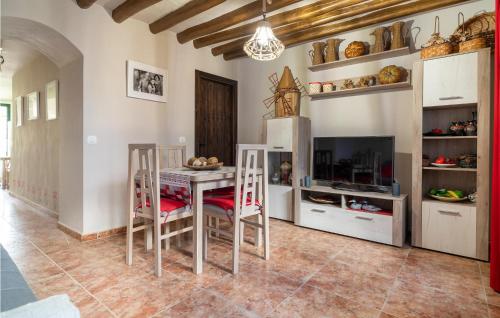 Awesome Home In Alfarnate With Wifi, Swimming Pool And 3 Bedrooms