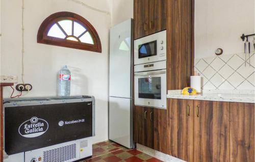 virtuve, Beautiful Home In La Nava With Kitchen in La Nava