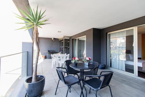 D João IV Apartment With Terrace by LovelyStay, Porto