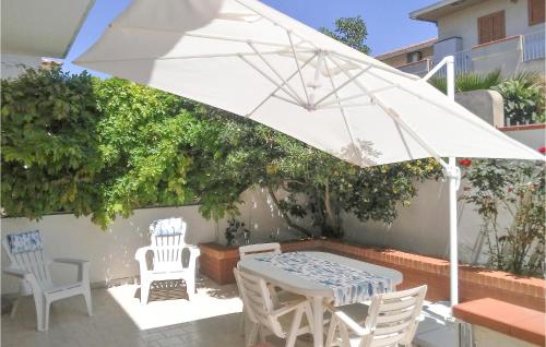 Amazing home in Marina di Ragusa with WiFi and 3 Bedrooms