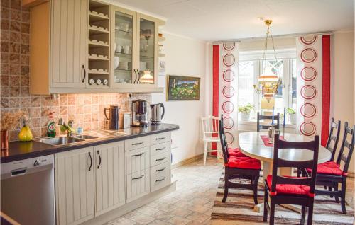 virtuve, Gorgeous Home In Älmeboda With Sauna (Gorgeous Home In Almeboda With Sauna) in Lappamala