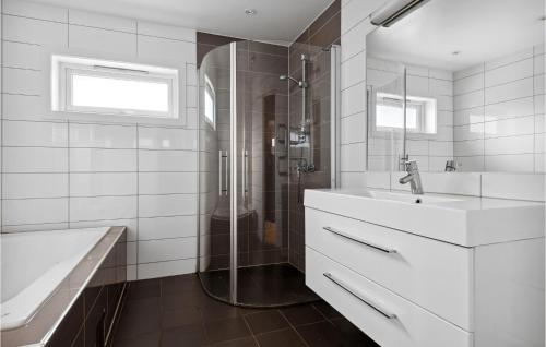 حمام, 3 Bedroom Awesome Apartment In Nesttun in Flesland