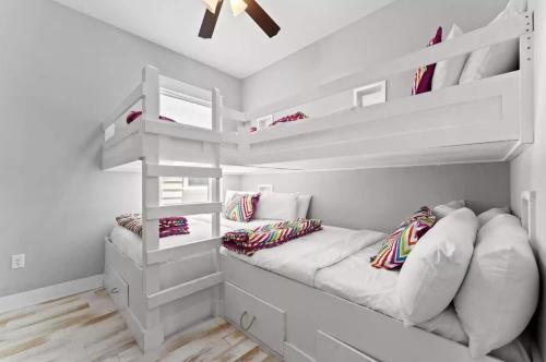 Barefoot Bungalow Sleeps 12 in Prominence Pet Friendly Golf Cart