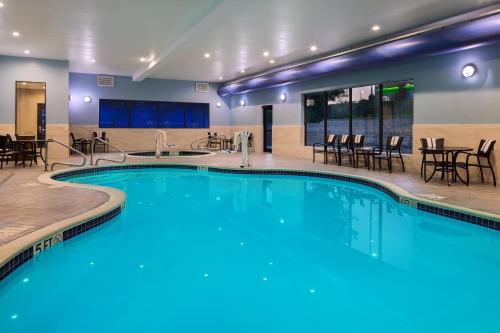 Swimming pool, Holiday Inn Express and Suites Wheeling By IHG in Triadelphia (WV)