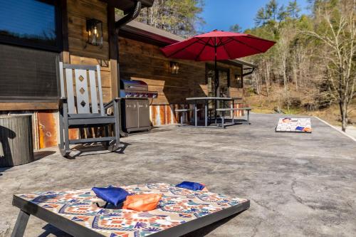 New Rustic Luxe Cabin Billiards Spa Near GSMNP in Townsend, USA