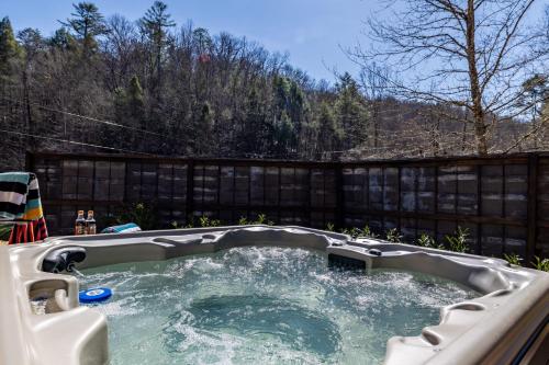 New Rustic Luxe Cabin Billiards Spa Near GSMNP in Townsend, USA