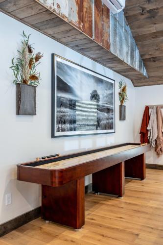 New Rustic Luxe Cabin Billiards Spa Near GSMNP in Townsend, USA