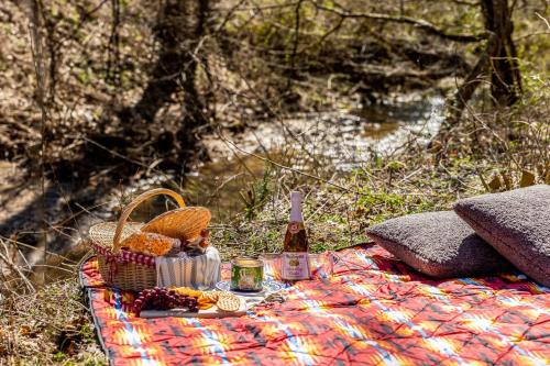 New Rustic Luxe Cabin Billiards Spa Near GSMNP