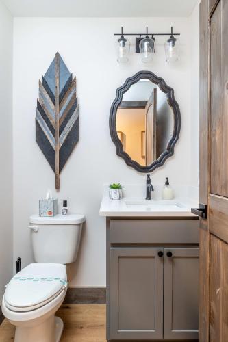 New Rustic Luxe Cabin Billiards Spa Near GSMNP