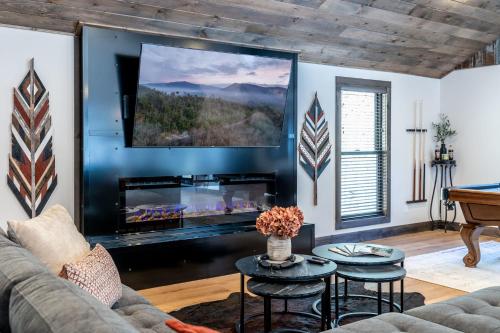 New Rustic Luxe Cabin Billiards Spa Near GSMNP