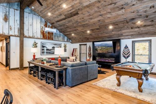 New Rustic Luxe Cabin Billiards Spa Near GSMNP