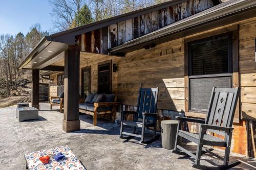 New Rustic Luxe Cabin Billiards Spa Near GSMNP