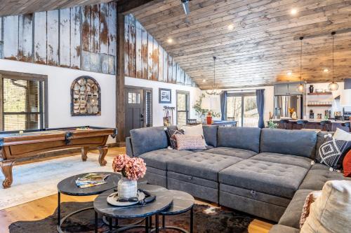 New Rustic Luxe Cabin Billiards Spa Near GSMNP