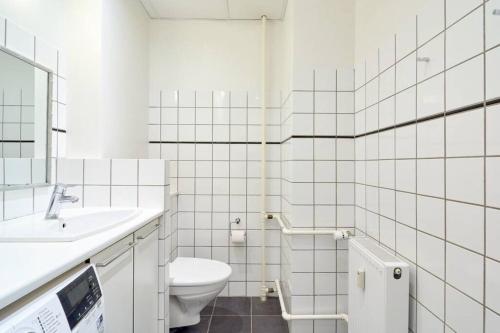 Large & Stylish Flats in Trendy & Vibrant Neighbourhood - image 3