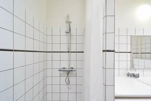 Large & Stylish Flats in Trendy & Vibrant Neighbourhood - image 14