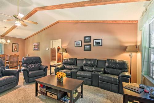 Bella Vista Home Base Near Mtn Biking and Golf! in Bella Vista, USA