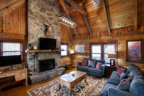 Wildwood Den - Mountain View, Hot Tub & Game Room! in Gatlinburg, USA