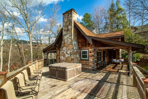 Wildwood Den - Mountain View, Hot Tub & Game Room! in Gatlinburg, USA