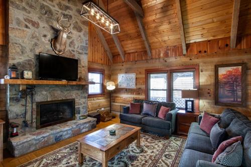 Wildwood Den - Mountain View, Hot Tub & Game Room! in Gatlinburg, USA
