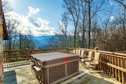 Wildwood Den - Mountain View, Hot Tub & Game Room! in Gatlinburg, USA