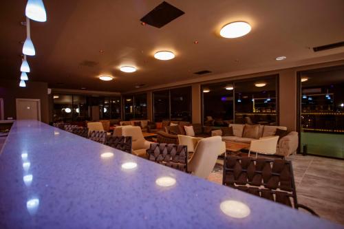 ผับ/เลาจน์, Hotel les Vallons in อาบิดจัน