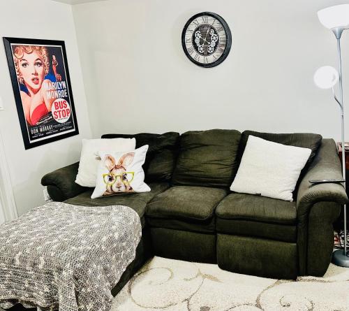 Pet Friendly, Private Basement, near Park &Airport