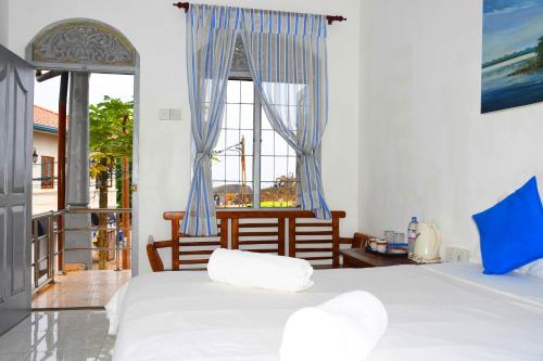 Double Room with Balcony image 5