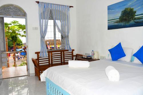 Double Room with Balcony image 6