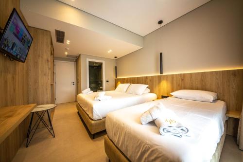 1 queen bed, 1 twin bed