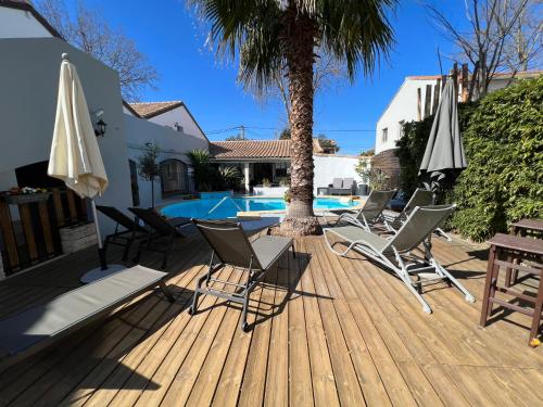 泳池, Hôtel Le Médiéval - Parking inclus & accueil vélo (Hotel Le Medieval - Parking inclus & accueil velo) in 艾蓋莫爾泰