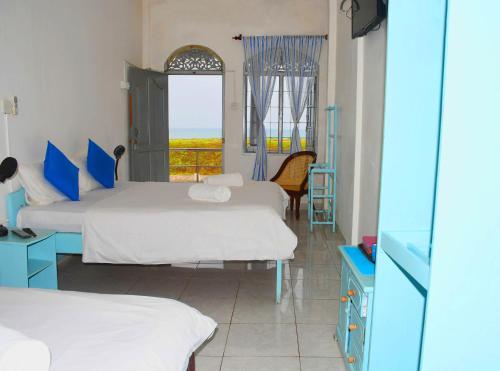 Triple Room with Sea View image 2