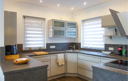virtuve, Beautiful Home In Diefenbach With Wifi in Willwerscheid