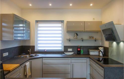 virtuve, Beautiful Home In Diefenbach With Wifi in Willwerscheid