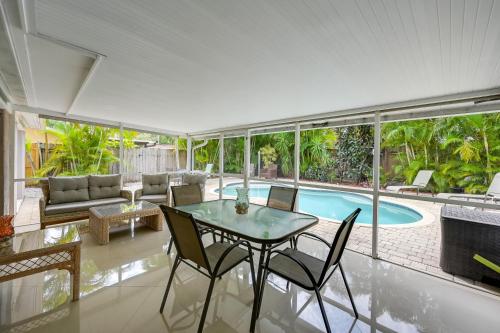 ‘Pelican Nest’, Tropical Naples Villa w/ Pool in Kelet-Naples