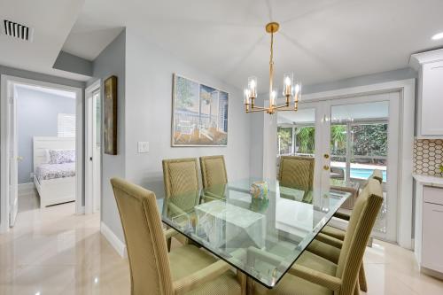 ‘Pelican Nest’, Tropical Naples Villa w/ Pool in Kelet-Naples
