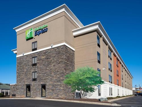 Holiday Inn Express & Suites Greensboro - (I-40 @ Wendover)