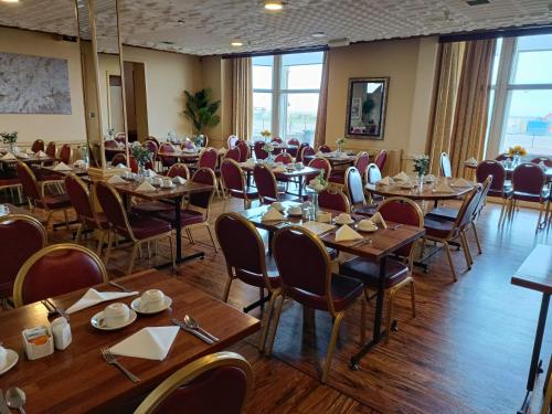 Palm Court Hotel - image 2