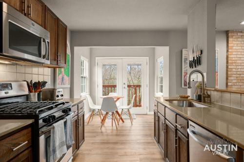 Entire Eastside Home w Space to Entertain and Yard in Austin, USA