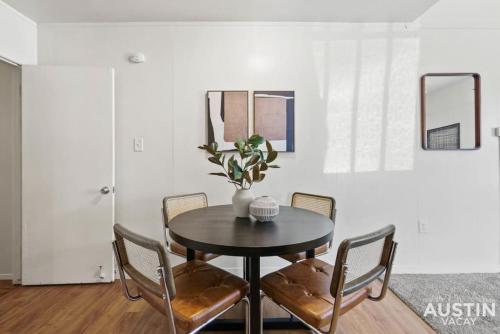 Cozy Mid-Century Modern Vibes in Central Location in Austin, USA
